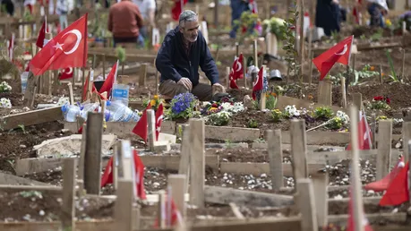 Auf einem Friedhof außerhalb der Metropole Kahramanmaras trauern Angehörige an den Gräbern ihrer bei dem Erdbeben im Februar getöteten Verwandten / © Boris Roessler (dpa)