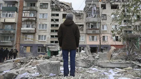 Ein Anwohner betrachtet sein Haus im ukrainischen Slowjansk, das bei einem Raketenangriff beschädigt wurde / © Roman Chop/AP (dpa)