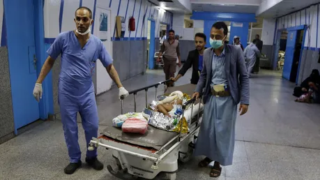 Mediziner verlegen im Krankenhaus ein Kind, das bei einem Luftangriff in der Provinz al-Jawf verletzt wurde (Archiv) / © Mohammed Mohammed (dpa)