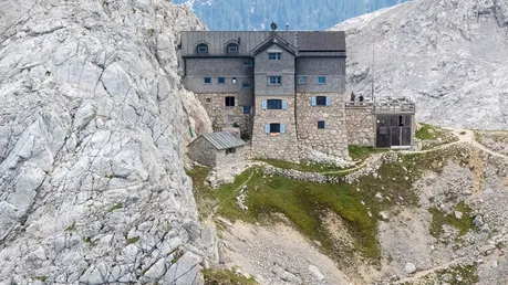 Die Bundespolizei hat für den G7-Gipfel auf Schloss Elmau die Meilerhütte des Deutschen Alpenvereins ganz für sich gemietet. Der G7-Gipfel ist vom 26. bis 28. Juni 2022 auf Schloss Elmau geplant / © Sven Hoppe (dpa)