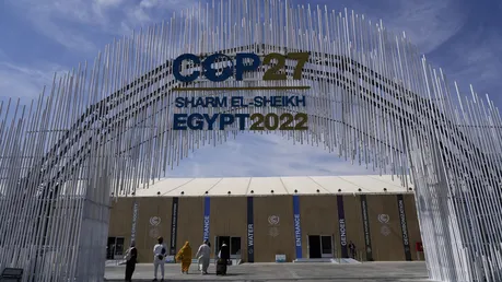 Gäste betreten das Kongresszentrum, in dem die UN-Weltklimakonferenz COP27 stattfindet. Die Klimakonferenz COP27 findet vom 6. November bis 18. November 2022 in Scharm El-Scheich, Ägypten statt. / © Peter Dejong/AP (dpa)
