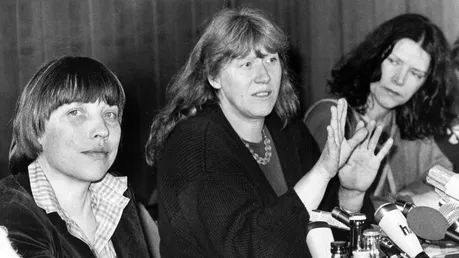 Bonn: (L-r) Antje Vollmer, Waltraud Schoppe und Annemarie Borgmann sind am 04.04.1984 in Bonn zu den neuen gleichberechtigten Sprecherinnen der Bundestagsfraktion der Grünen gewählt worden / © Heinrich Sanden (dpa)
