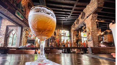 Ein Glas belgisches Bier in einer Kneipe in Antwerpen / © Alexander Brüggemann (KNA)