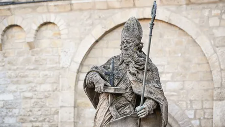 Statue des heiligen Bonifatius vor dem Mainzer Dom  / © Julia Steinbrecht/KNA (KNA)