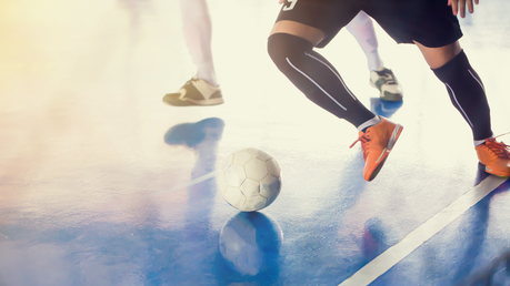 Futsal wird meistens in Hallen gespielt. / © Koonsiri Boonnak (shutterstock)