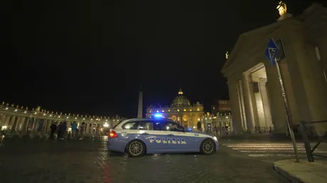 Auto rast durch Tor in Vatikanstaat / © Andrew Medichini/AP (dpa)