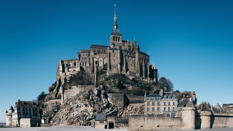 Die Abtei Mont-Saint-Michel auf dem gleichnamigen Klosterberg am 24. März 2020. / © Jean-Matthieu Gautier (KNA)