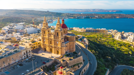 Luftbild der berühmten alten Mellieha-Pfarrkirche auf Malta / © Karina Movsesyan (shutterstock)