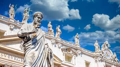 Detail der Statue St. Peter, die sich vor dem Eingang der Kathedrale von St. Peter, Vatikan. / © Paolo Gallo (shutterstock)
