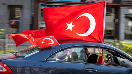 Anhänger des türkischen Präsidenten Erdogan fahren in einem Autokorso mit türkischen Fahnen jubelnd durch Duisburg / © Christoph Reichwein (dpa)
