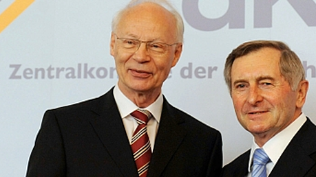 Staffelübergabe: Alois Glück und Hans Joachim Meyer beim ZdK (KNA)