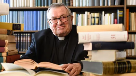 Kardinal Karl Lehmann hinter Büchern in seiner Bibliothek / © Harald Oppitz (KNA)