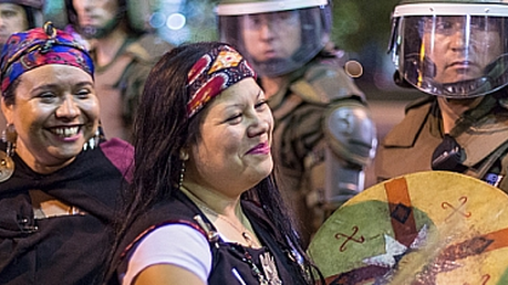 Mapuche demonstrieren in traditionellen Trachten für ihre Rechte / © Jürgen Escher (Adveniat)