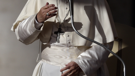 Papst Franziskus macht das Kreuzzeichen / © Gregorio Borgia (dpa)