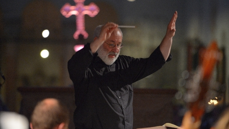 Erzdiözesankirchenmusikdirektor Prof. Richard Mailänder beim Dirigieren / © Beatice Tomasetti (DR)