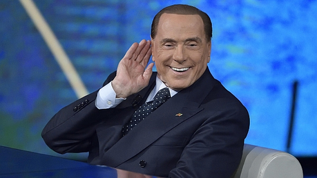 Silvio Berlusconi, ehemaliger italienischer Ministerpräsident, nimmt an einer Fernsehsendung teil / © Flavio Lo Scalzo (dpa)