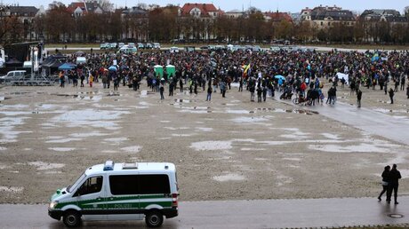 Bayern, München: Menschen stehen bei einer Demonstration gegen die Corona-Maßnahmen auf der Theresienwiese / © Karl-Josef Hildenbrand (dpa)