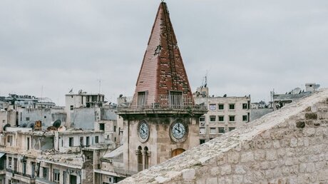 Blick von der maronitischen Kathedrale von Aleppo (Syrien) am 17. Dezember 2018 auf Ruinen zerbombter Häuser der Stadt. / © Jean-Matthieu Gautier (KNA)