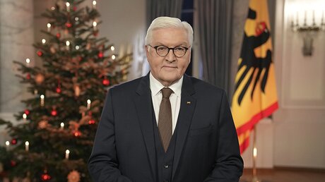 Bundespräsident Frank-Walter Steinmeier nach der Aufzeichnung der traditionellen Weihnachtsbotschaft / © Michael Sohn/AP Pool (dpa)