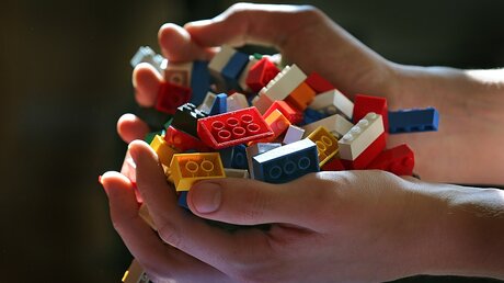 Symbolbild: Bauen mit Legosteinen / © Karl-Josef Hildenbrand (dpa)
