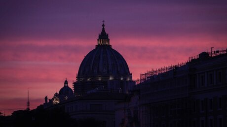 Die Kuppel des Petersdoms vor rosafarbenem Abendhimmel / © Cristian Gennari (KNA)