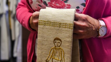 Symbolbild Eine Frau hält eine Diakon-Stola in den Händen / © Harald Oppitz (KNA)