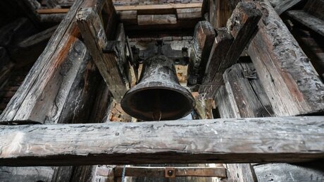 Eine Glocke in einem Glockenstuhl / © Julia Steinbrecht (KNA)