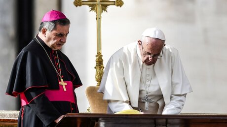 Erzbischof Angelo Becciu (l.) neben Papst Franziskus / © Cristian Gennari/Agenzia Romano Siciliani (KNA)