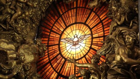 Heiliger Geist: Ein Glasfenster mit der Darstellung des Heiligen Geistes als Taube am im Petersdom / © Stefano Dal Pozzolo/Romano Siciliani (KNA)