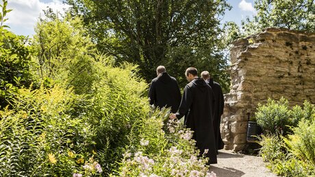 Symbolbild Benediktiner in einem Klostergarten / © Bertram Bölkow (KNA)