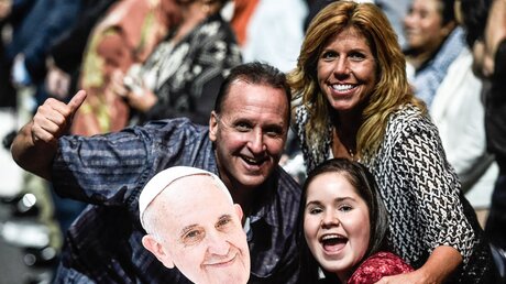 Familie mit einem Bild von Papst Franziskus in New York / © Vatican Media/Romano Siciliani (KNA)