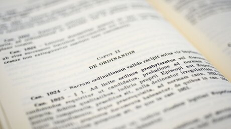 Aufgeschlagenes Buch "Codex des kanonischen Rechts" (lat. Codex Iuris Canonici), das Kirchenrecht der katholischen Kirche / © Julia Steinbrecht (KNA)