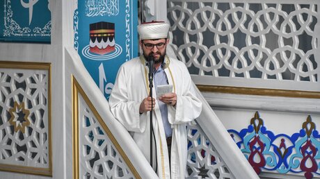 Ein Imam steht auf der Minbar (Gebetskanzel) beim Freitagsgebet in einer Moschee in Bonn / © Harald Oppitz (KNA)