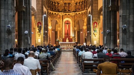 Gottesdienst in der Kathedrale Heiliger Vinzenz von Paul in Tunis, Tunesien / © Alessio Mamo (KNA)