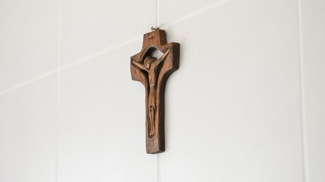 Ein Kreuz an einer Wand / © Julia Steinbrecht (KNA)