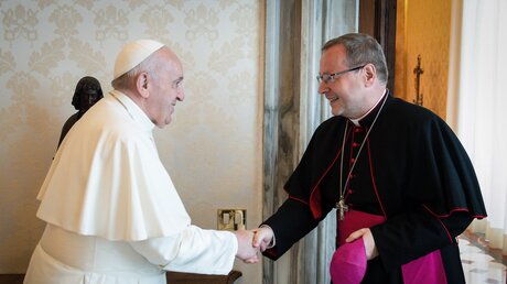 Papst Franziskus und Bischof Bätzing (KNA)