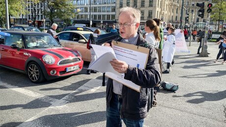 Jörg Alt, Sozialwissenschaftler, Sozialethiker und Migrationssoziologe, bei einer Straßenblockade für eine andere Klimapolitik in München / © Christian Wölfel (KNA)