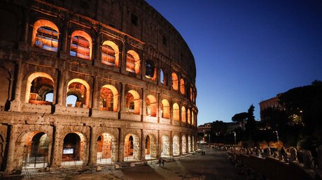 Im Kolosseum von Rom findet die Kreuzwegprozession statt / © Julia Steinbrecht (KNA)