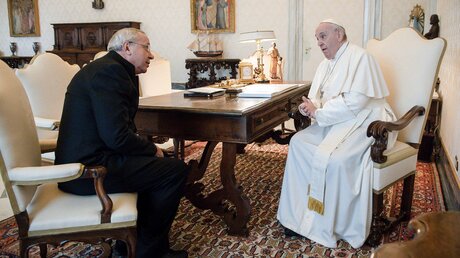 Marko Ivan Rupnik zu Besuch bei Papst Franziskus / © Vatican Media/Romano Siciliani (KNA)