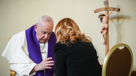 Papst Franziskus nimmt einer Frau die Beichte ab / © Vatican Media/Romano Siciliani (KNA)