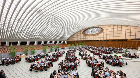 Am Wochenende waren die Tische noch voll, nun fehlen mehrere Teilnehmer, die positiv auf Covid-19 getestet wurden, bei den Beratungen der Weltsynode / © Vatican Media/Romano Siciliani (KNA)
