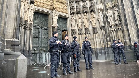 Polizeibeamte vor dem Hauptportal des Kölner Doms / © Johannes Senk (KNA)