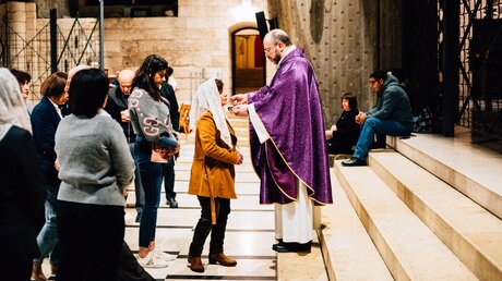 Gläubige empfangen die Kommunion während einer Messe in der Verkündigungskirche in Nazareth (Israel) / © Jean-Matthieu Gautier (KNA)
