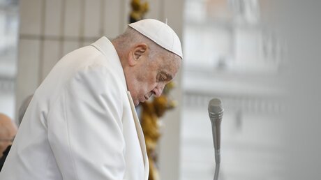 Papst Franziskus mit geschlossenen Augen und gesenktem Kopf bei der Generalaudienz am 6. März 2024 im Vatikan. / © Vatican Media/Romano Siciliani (KNA)