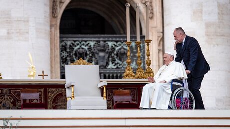 Papst Franziskus sitzt bei seiner Ankunft zum Gottesdienst an Palmsonntag auf dem Petersplatz im Vatikan im Rollstuhl / © Cristian Gennari/Romano Siciliani (KNA)