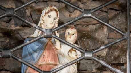 Rötliche Spuren an Kopf und Stirn einer Marienstatue mit Jesuskind am 17. März 2024 in der Kapelle am Leipsberg bei Ostro. / © Rafael Ledschbor (KNA)