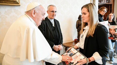 Papst Franziskus mit Familienangehörigen israelischer Geiseln / © Vatican Media/Romano Siciliani (KNA)