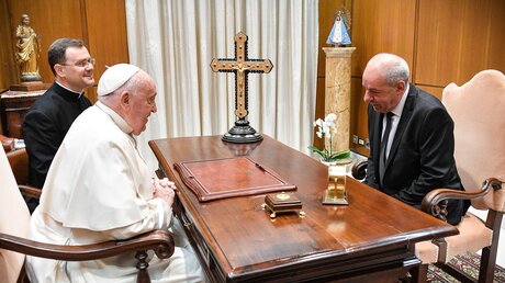 Papst Franziskus und Tamas Sulyok / © Vatican Media/Romano Siciliani (KNA)
