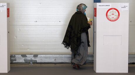Eine Türkin geht in die Kabine eines bayerischen Wahllokals / © Peter Kneffel (dpa)