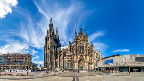 Blick auf den Kölner Dom, die Domplatte und das Römisch-Germanische Museum / © Sina Ettmer Photography (shutterstock)